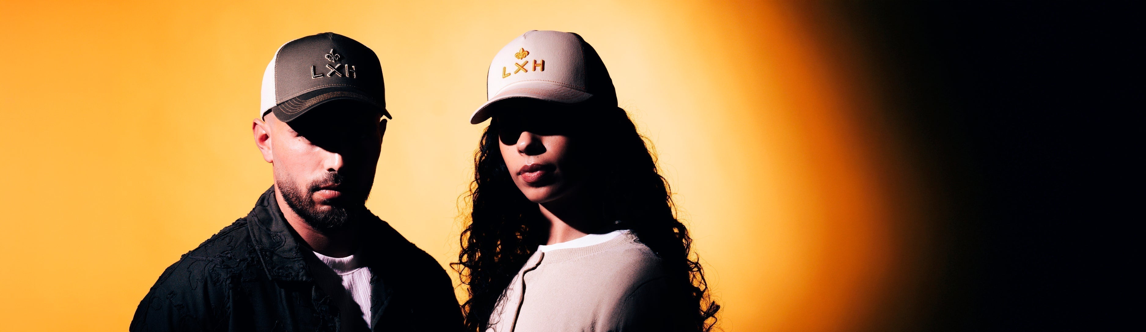 Deux personnes portant des casquettes Shades Soft et Shades Wavy en style estival et moderne