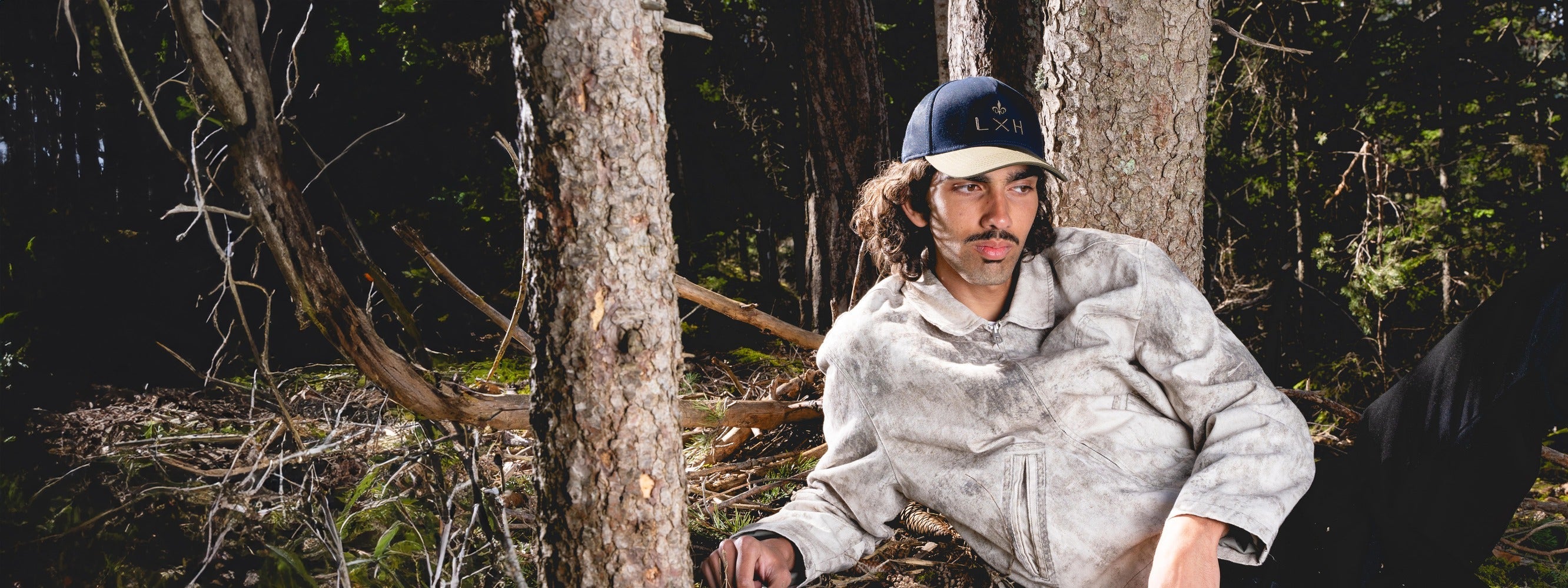 Homme portant une Casquettes Héritage blanche au bord de la mer avec paysage naturel en arrière-plan