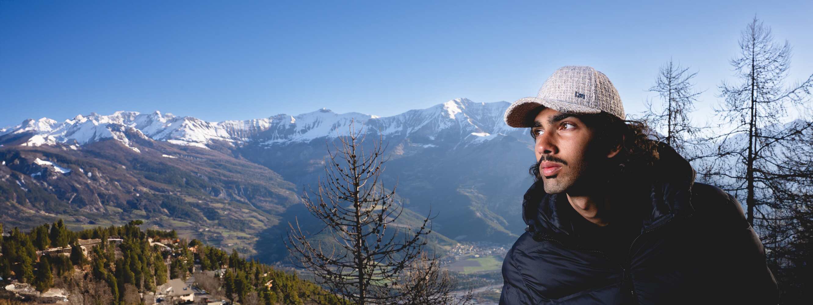 Femme élégante en tenue décontractée près d'une marina sur fond de paysage naturel Collection Prestige