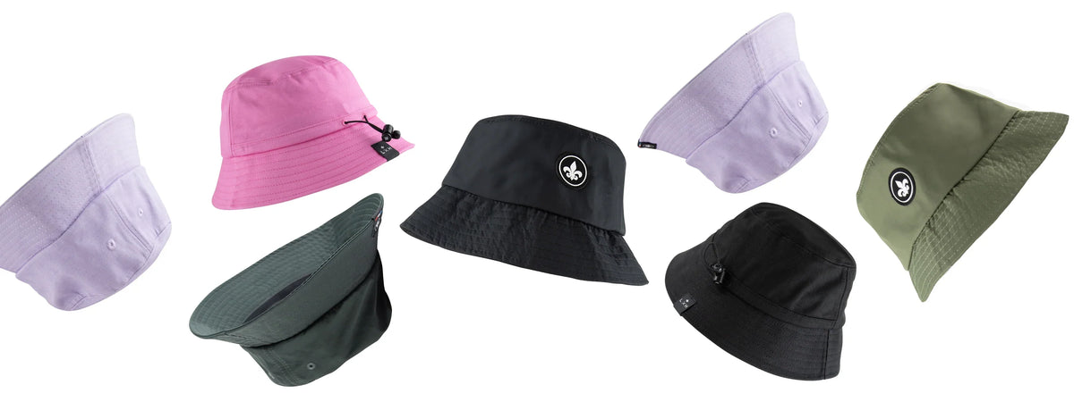 Assortiment de bobs enfants LXH en lilas, rose, noir, gris et kaki, posés sur fond blanc.