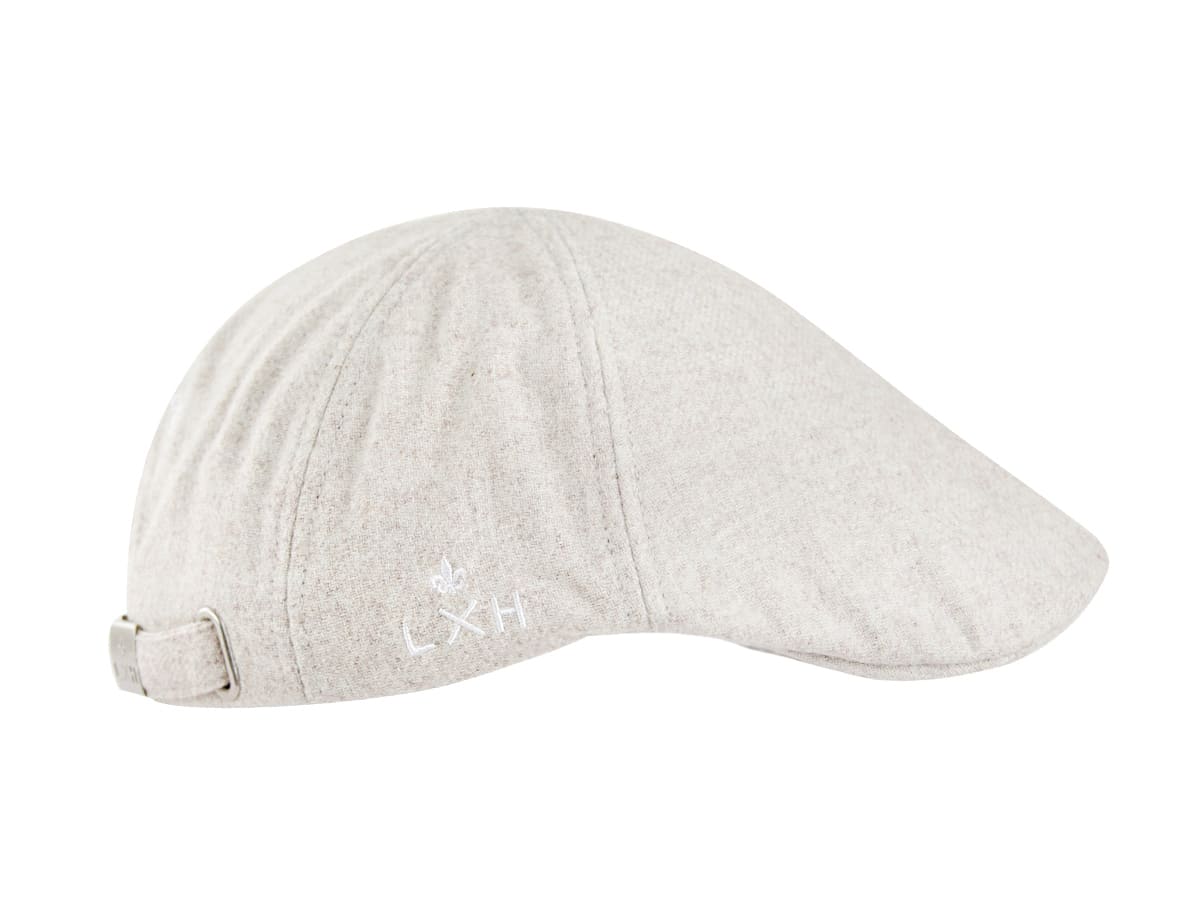 Profil opposé du béret feutrine blanc cassé LXH, monogramme fleur de lys et lettres LXH brodés blanc sur la visière