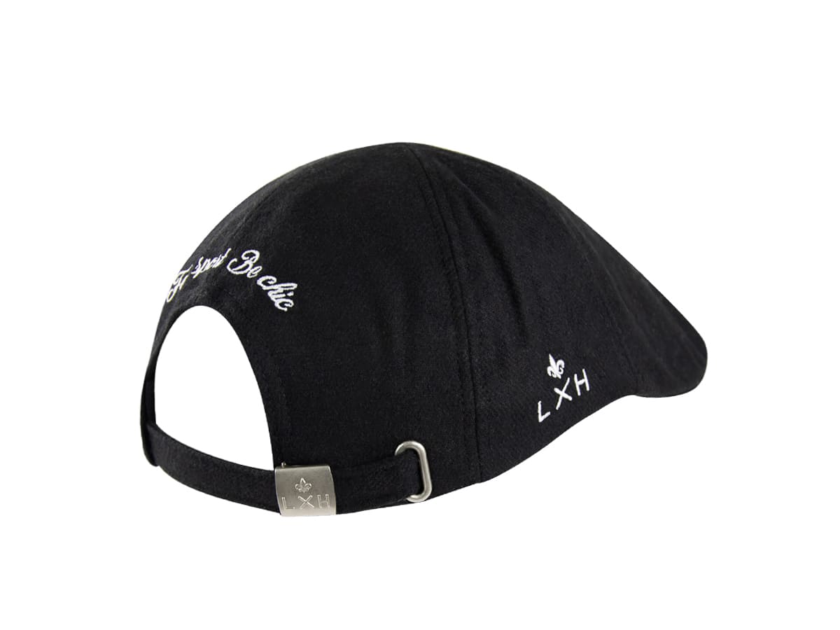 Béret Feutrine Noir LXH vue arrière gauche, broderie cursive partielle, sangle ajustable et plaque métal logo LXH gros plan