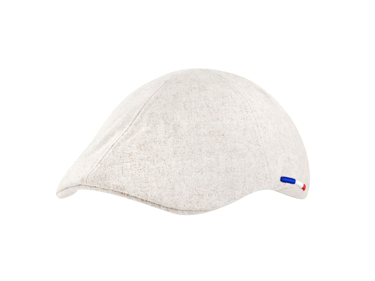 Béret feutrine blanc cassé LXH trois quarts avant, calotte arrondie laine chinée, liseré tricolore brodé sur visière.