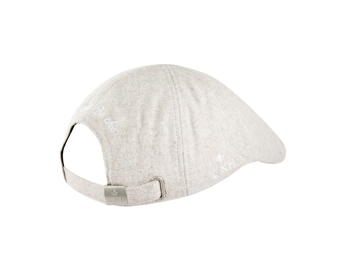 Béret feutrine blanc cassé LXH trois quarts arrière opposé, bride ajustable détendue, fleur de lys brodée près visière.
