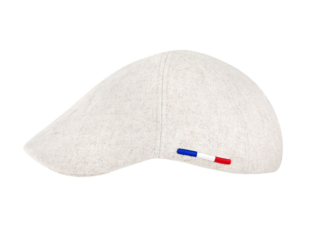 Profil latéral du béret feutrine blanc cassé LXH, visière courbée et liseré bleu blanc rouge brodé en pointe sur le côté