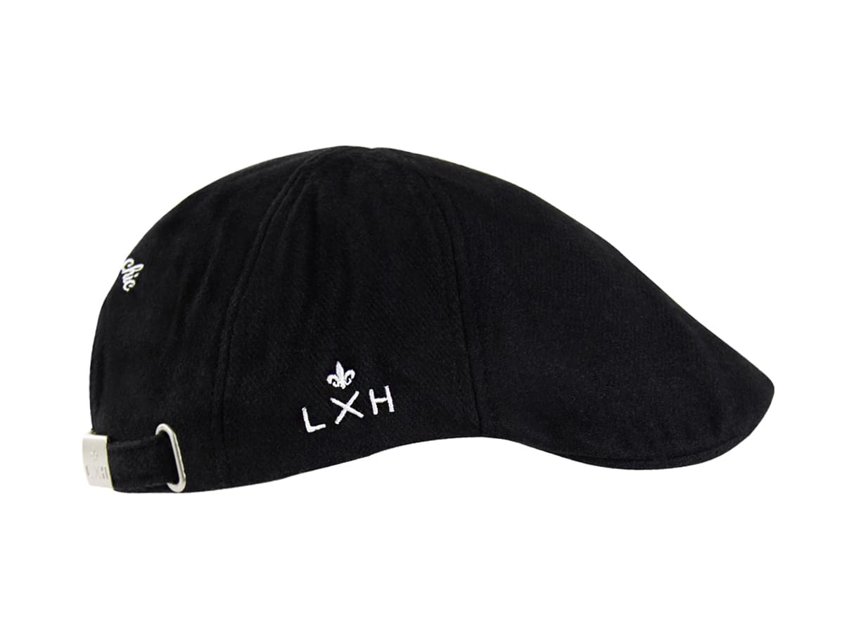 Béret Feutrine Noir LXH profil gauche complet en laine chevron, broderie LXH fleur de lys, boucle métal arrière apparente.