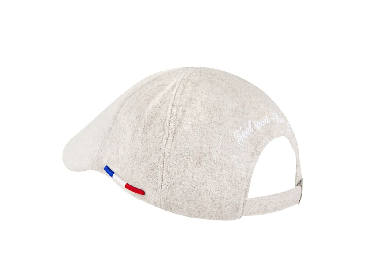 Béret feutrine blanc cassé LXH vu de trois quarts arrière, broderie Feel sport Be chic et bride réglable visible côté nuque