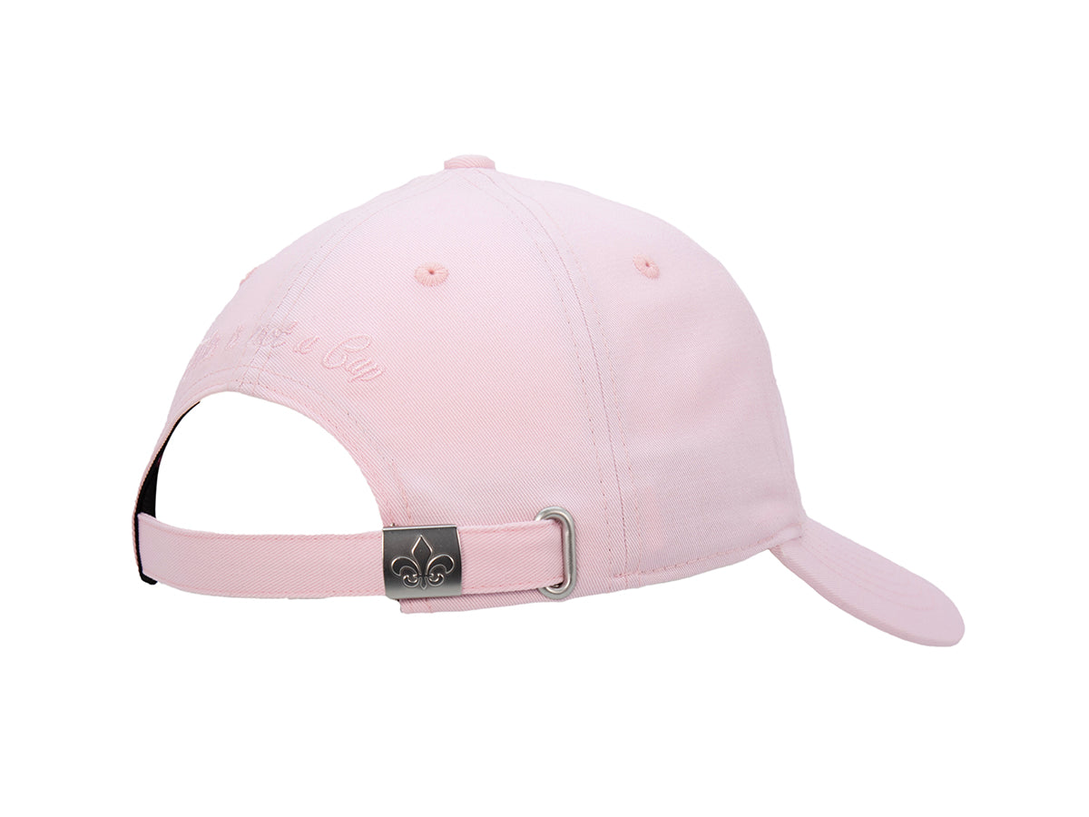 Arrière casquette « Héritage » rose cristal, signature brodée ton sur ton, sangle passant métal fleur de lys.