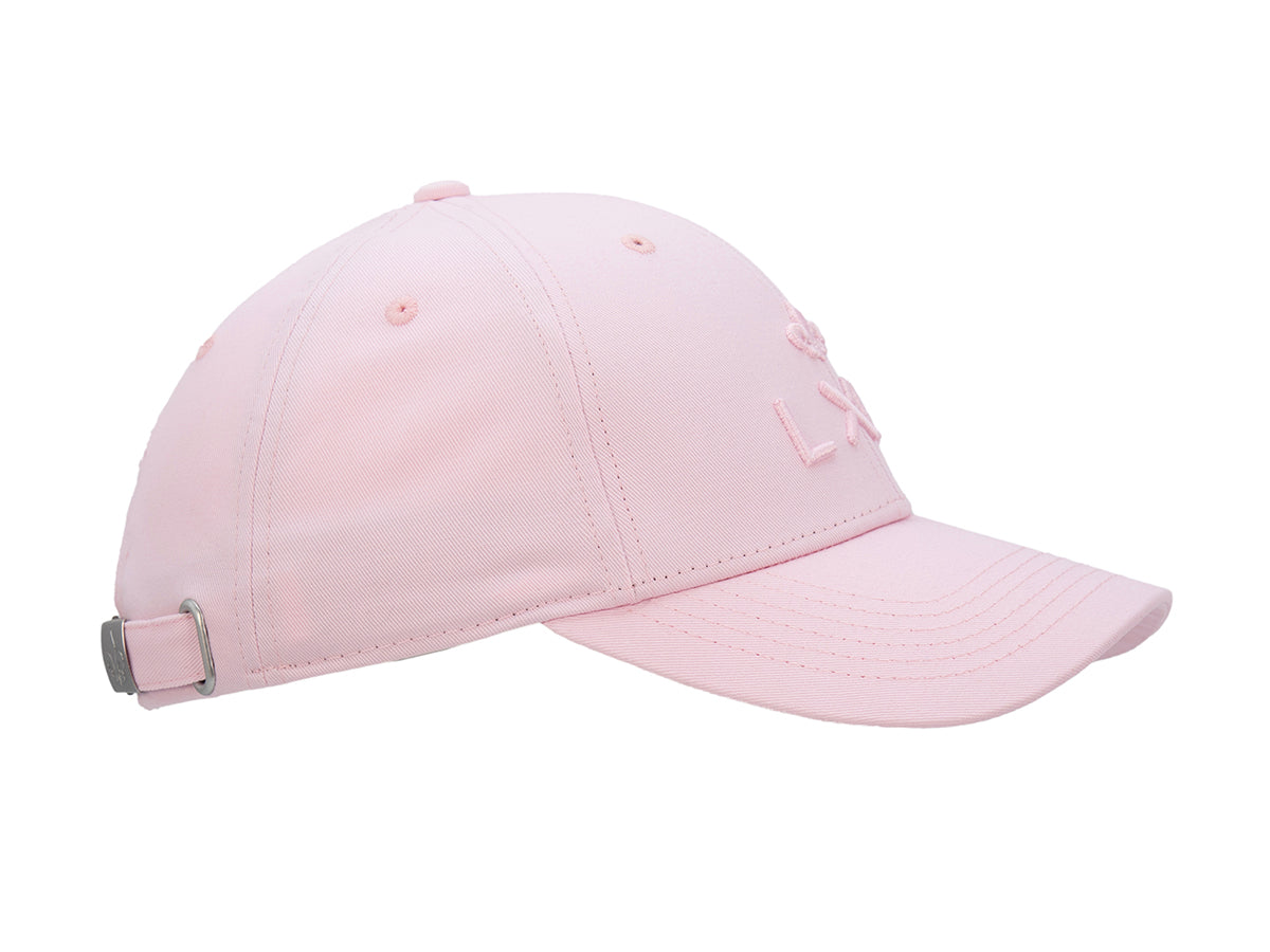 Profil droit casquette « Héritage » LXH rose cristal, boucle argentée sangle, coton pastel translucide aux reflets.