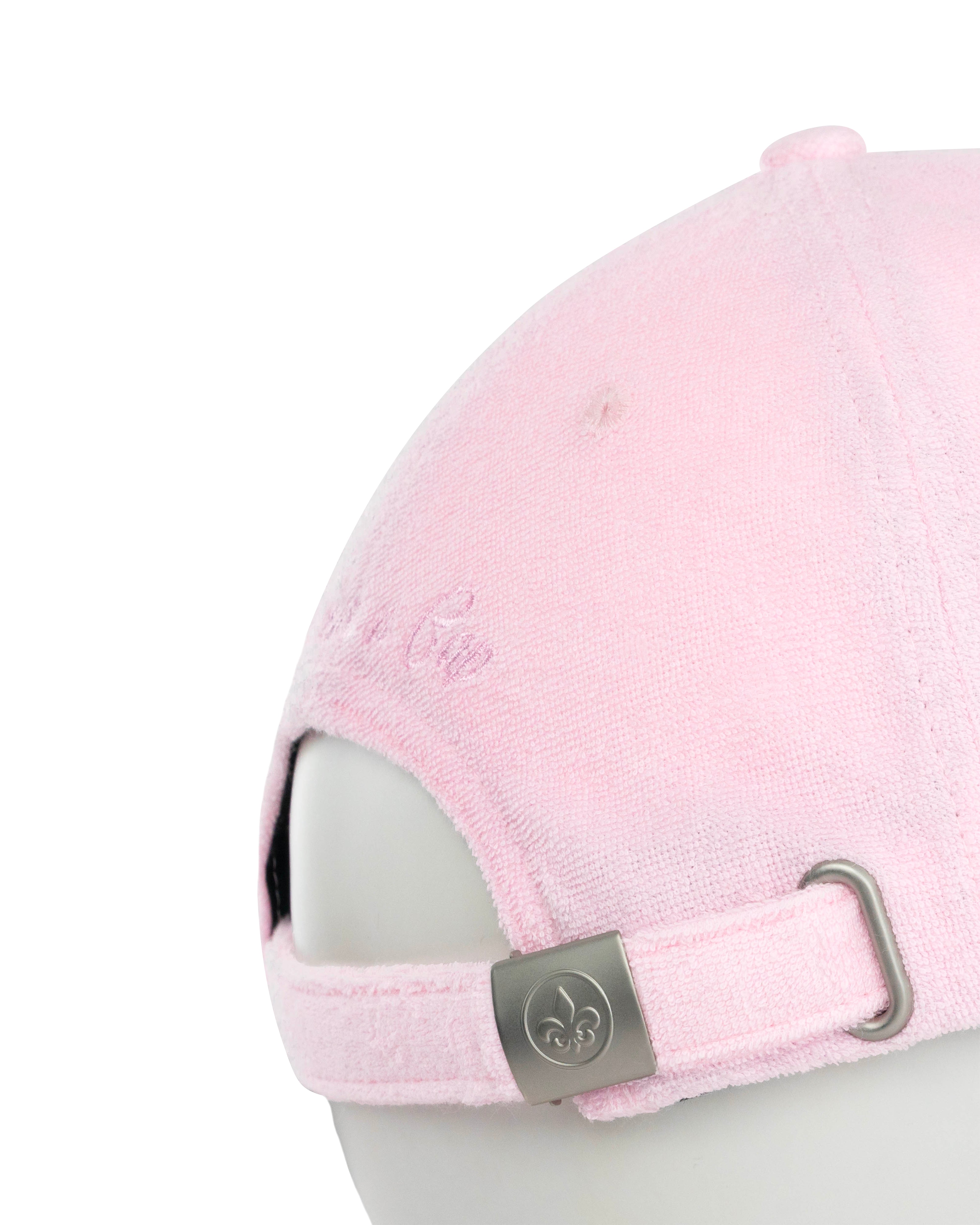 Arrière casquette LXH éponge rose pâle, broderie « This is not a cap » ton sur ton, boucle métal embossée fleur de lys.