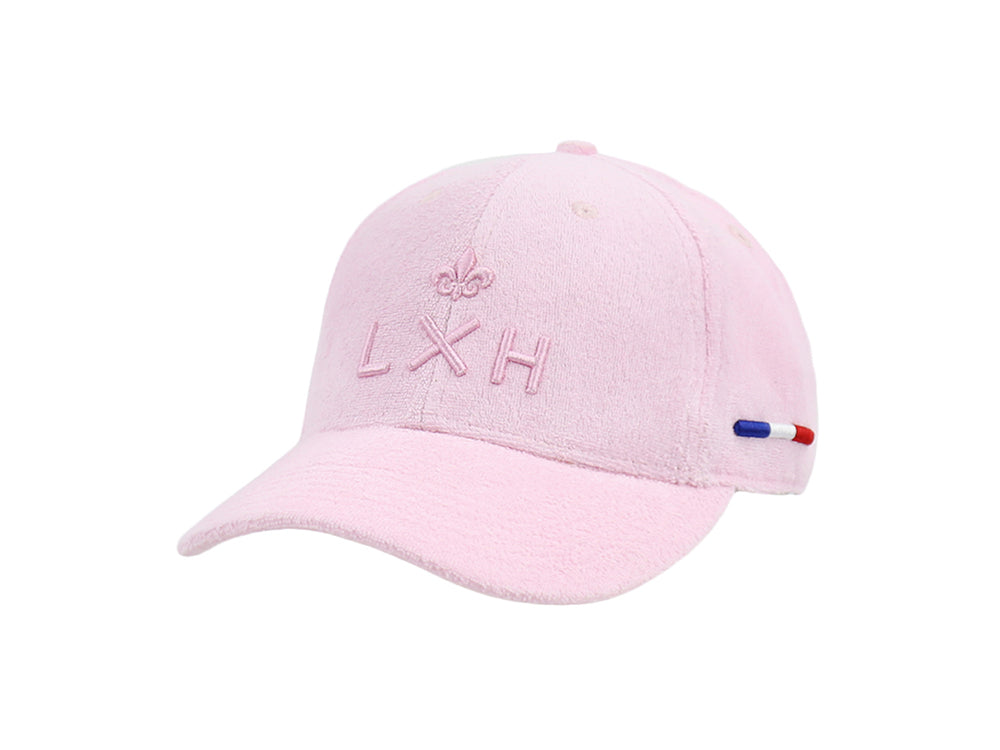 Casquette LXH éponge rose pâle, trois quarts, broderie fleur de lys et logo LXH ton sur ton, languette tricolore côté.