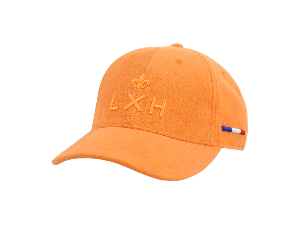 Casquette Héritage éponge orange vif, trois quarts, broderie 3D ton sur ton fleur de lys, logo LXH et liseré tricolore
