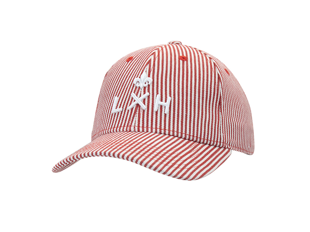 Casquette LXH « Héritage » marinière rouge, trois quarts face, seersucker rayé rouge et blanc, LXH et fleur de lys.
