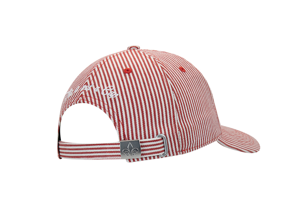 Trois quarts arrière casquette LXH marinière rouge, sangle rayée, boucle métal fleur de lys, signature brodée blanche.