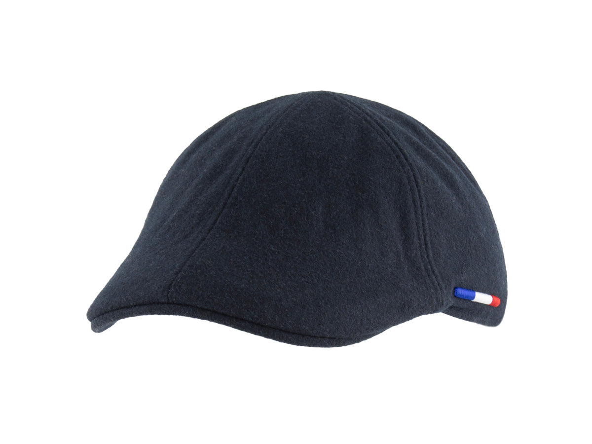 Béret plat LXH en feutrine bleu nuit, vue trois quarts avant avec drapeau français brodé sur le côté
