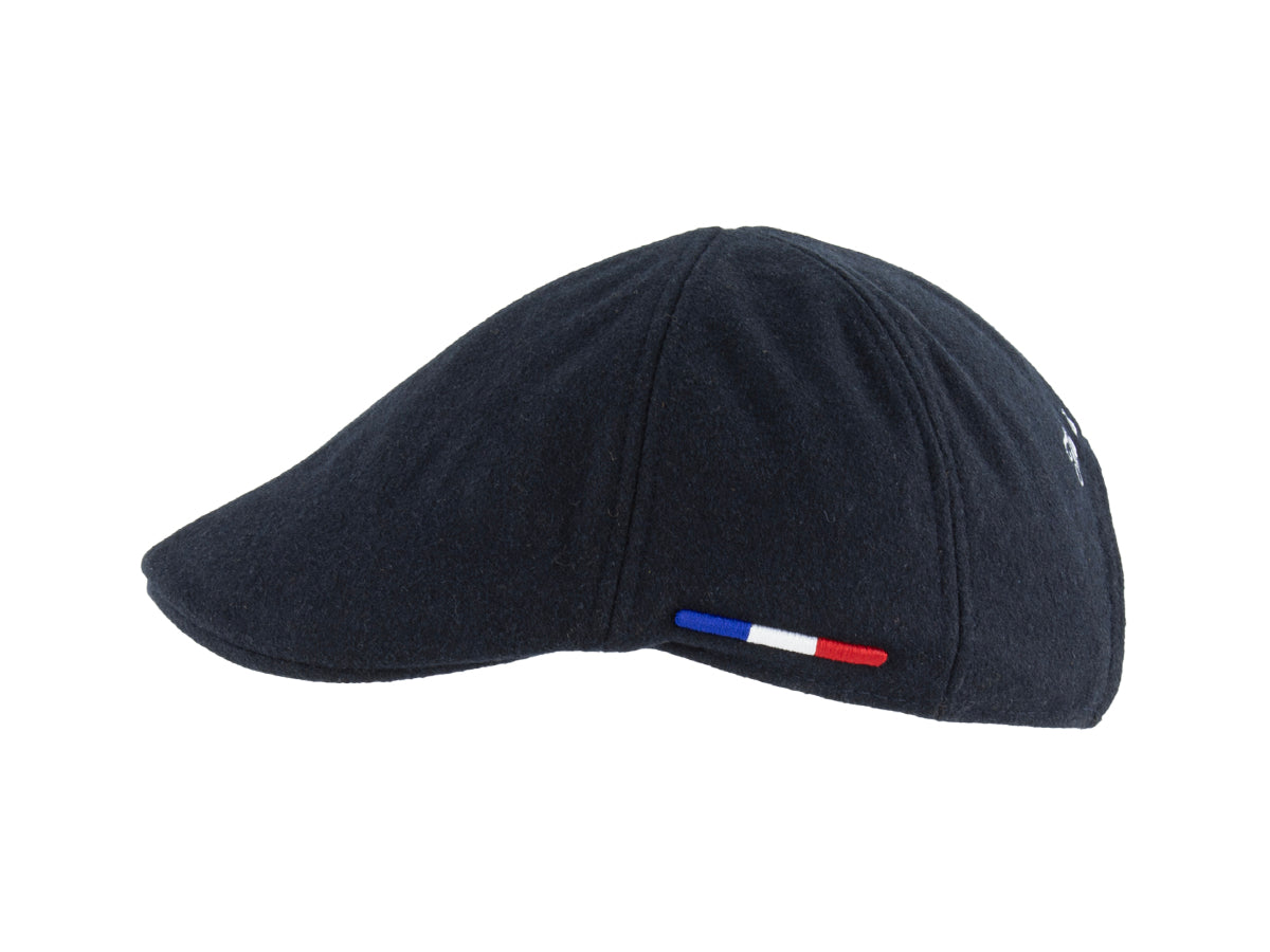 Profil latéral du béret plat en feutrine bleu nuit LXH avec écusson tricolore brodé juste sous la visière courte