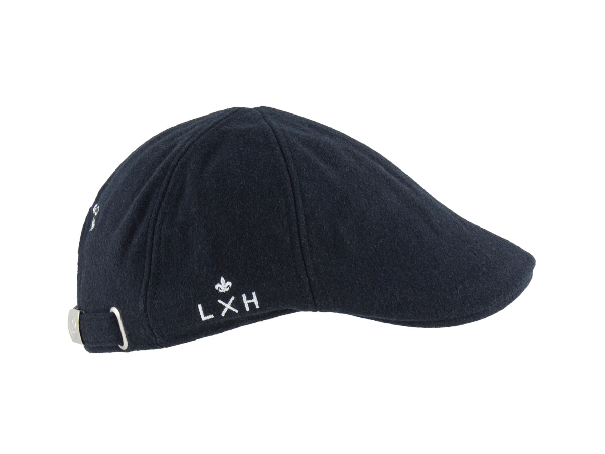 Profil opposé du béret feutrine bleu nuit LXH montrant le logo LXH brodé blanc et la sangle de réglage
