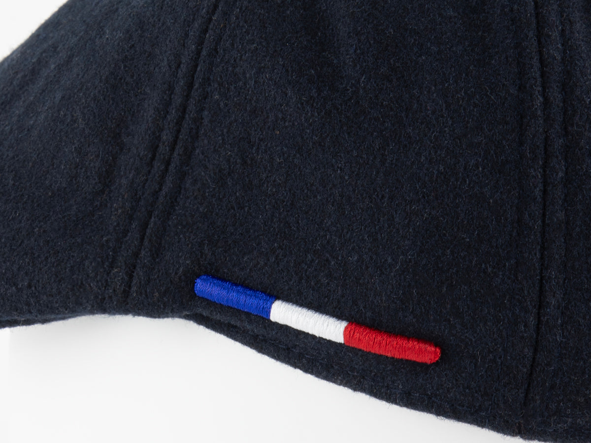 Détail brodé du drapeau tricolore bleu blanc rouge cousu sur le côté de la casquette béret feutrine LXH
