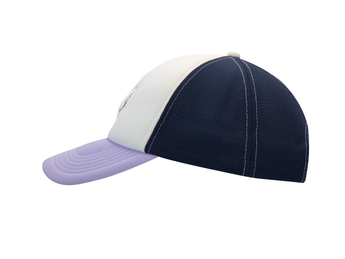 Profil gauche casquette LXH « Signature », visière lavande à surpiqûres concentriques, panneau écru, mesh marine.