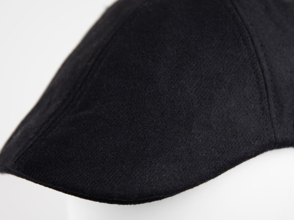 Béret Feutrine Noir LXH gros plan intérieur sur la doublure noire à rubans LXHBRAND.COM rayonnants et l'étiquette de marque