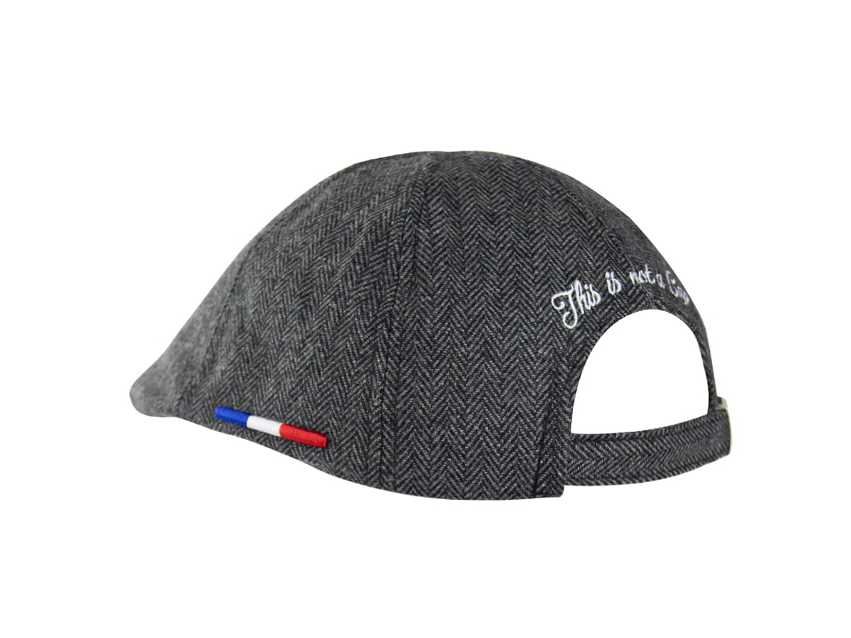 Béret Chevron Gris LXH en tissu texturé avec détail drapeau français et broderie blanche