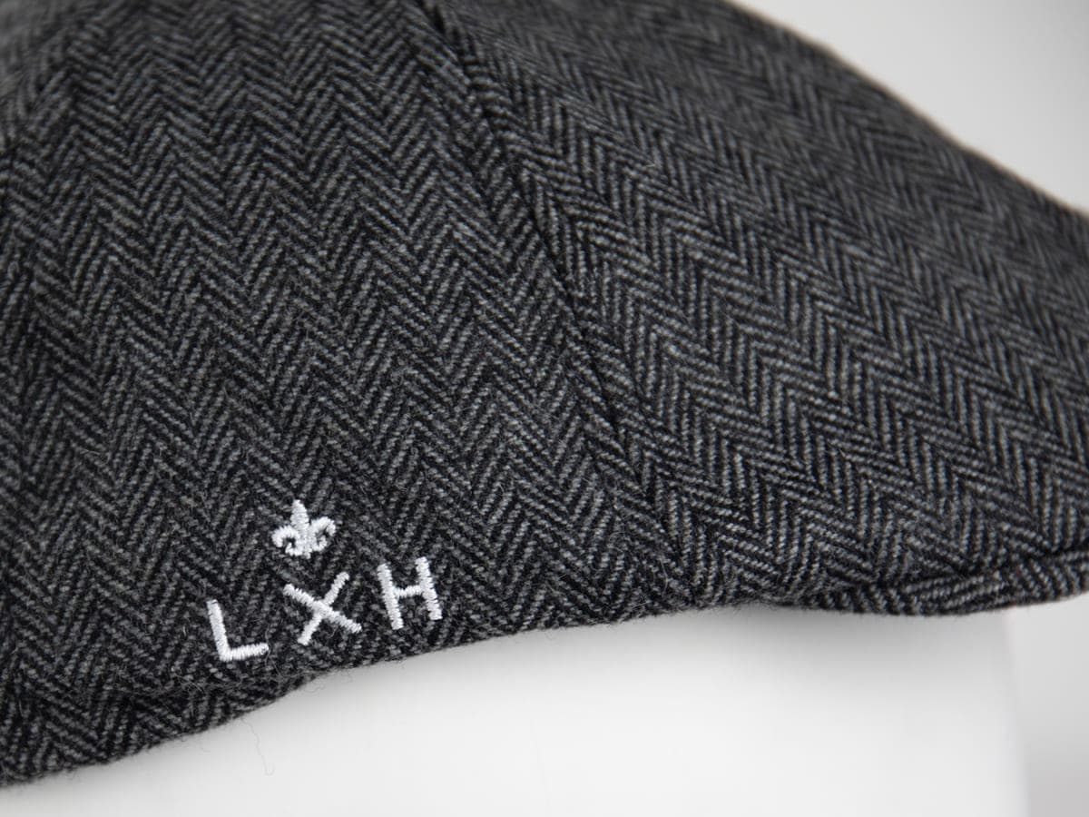 Béret Chevron Gris LXH en tissu chevron gris avec logo brodé blanc
