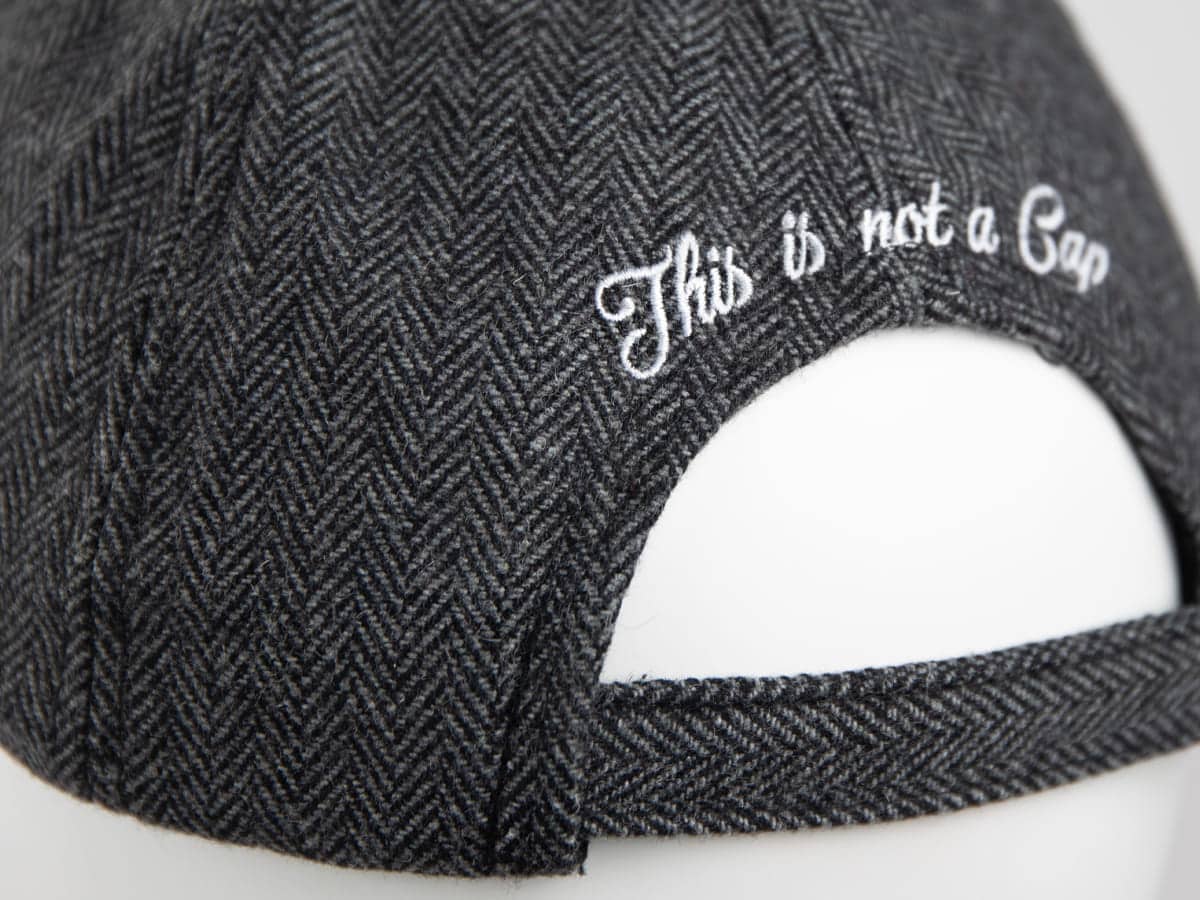 Détail du Béret Chevron Gris LXH avec broderie This is not a Cap en tissu chevron gris foncé