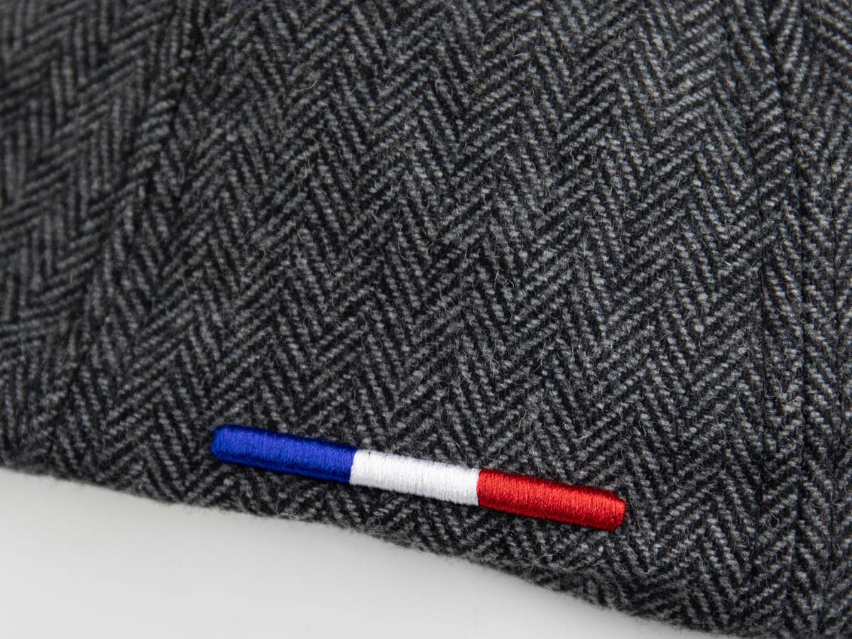 Béret LXH Chevron Gris avec motif chevron et petite broderie tricolore bleu blanc rouge