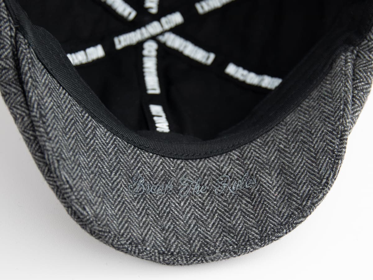 Intérieur du béret Chevron Gris LXH avec tissu gris à motif chevron et bordure noire