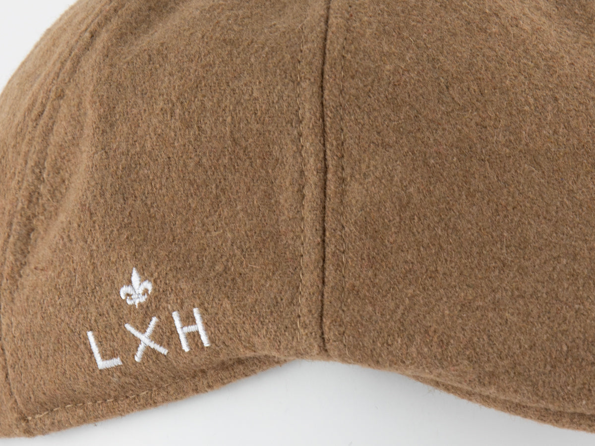 Béret Feutrine Camel de la marque LXH avec logo brodé blanc sur tissu en feutrine