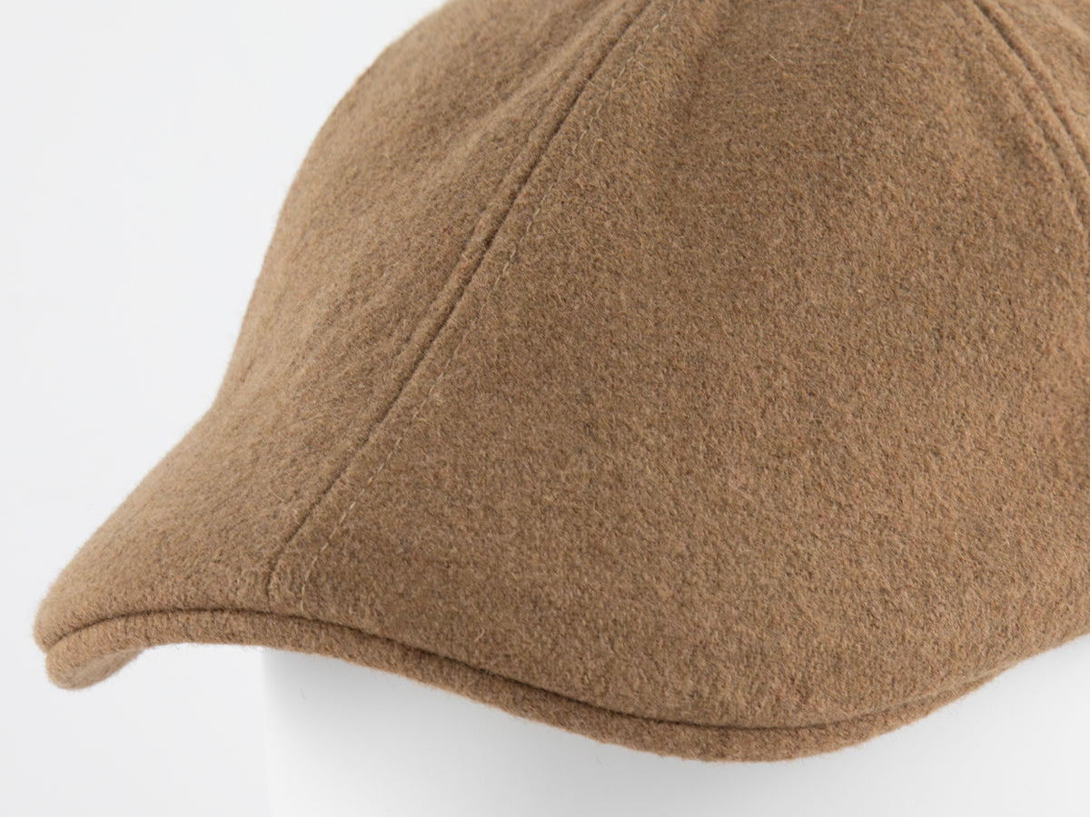 Béret Feutrine Camel LXH en laine douce avec coutures visibles pour un style élégant