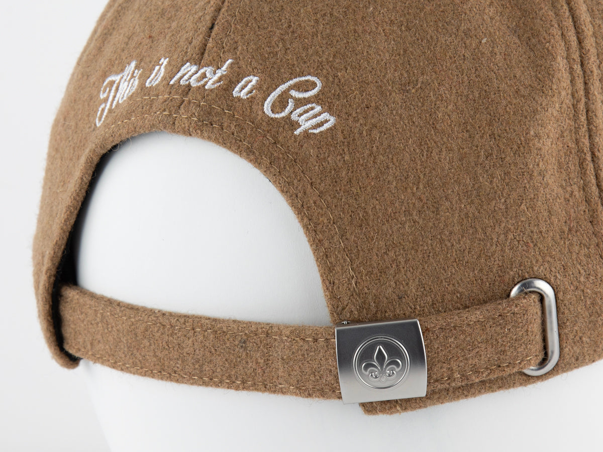 Détail arrière du Béret Feutrine Camel LXH avec boucle métallique et broderie blanche