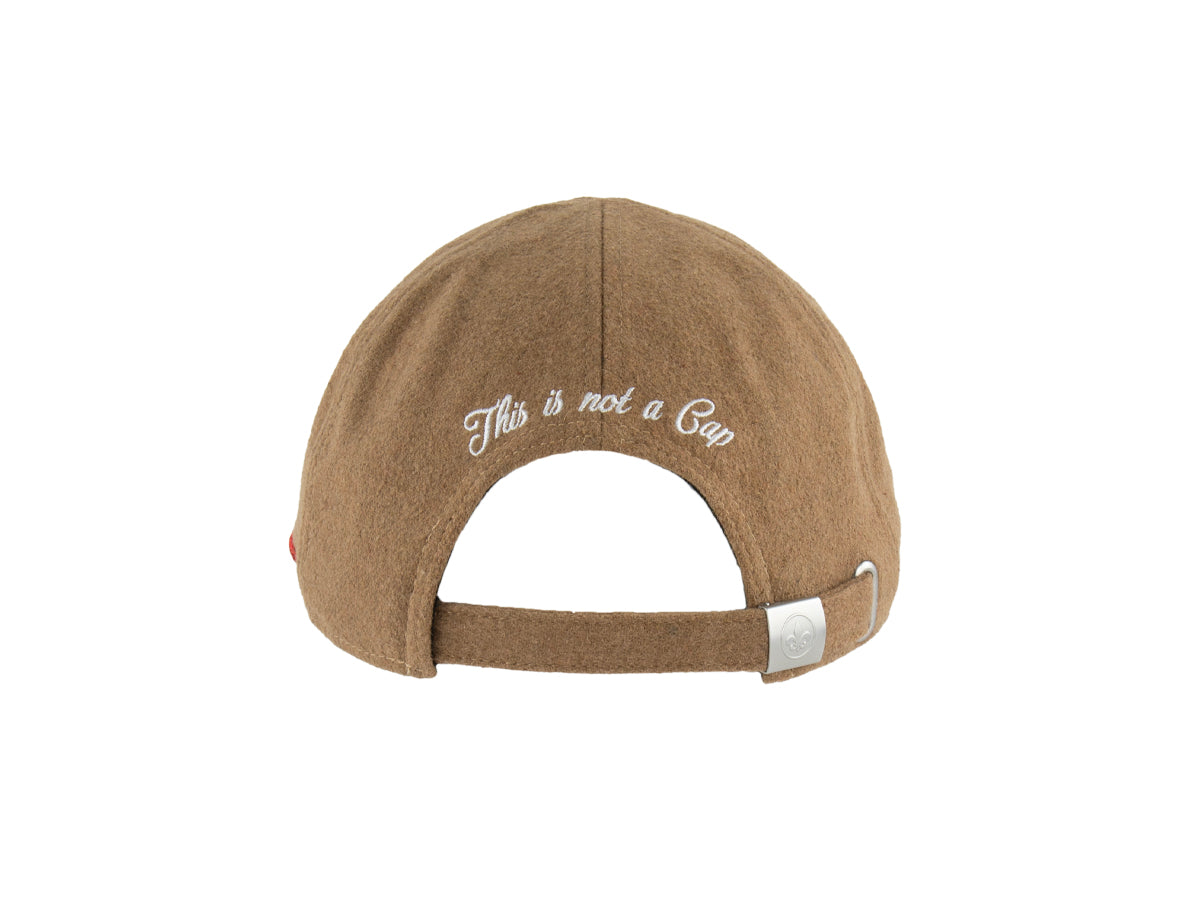 Béret Feutrine Camel LXH vue arrière avec fermeture ajustable et broderie blanche