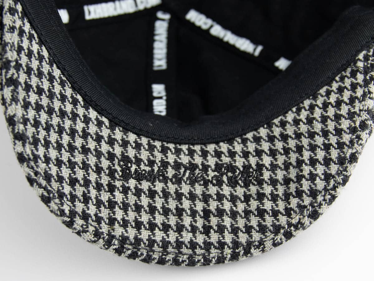 Intérieur d'un Béret Pied-de-Poule Gris / Noir LXH avec couture élégante et design classique