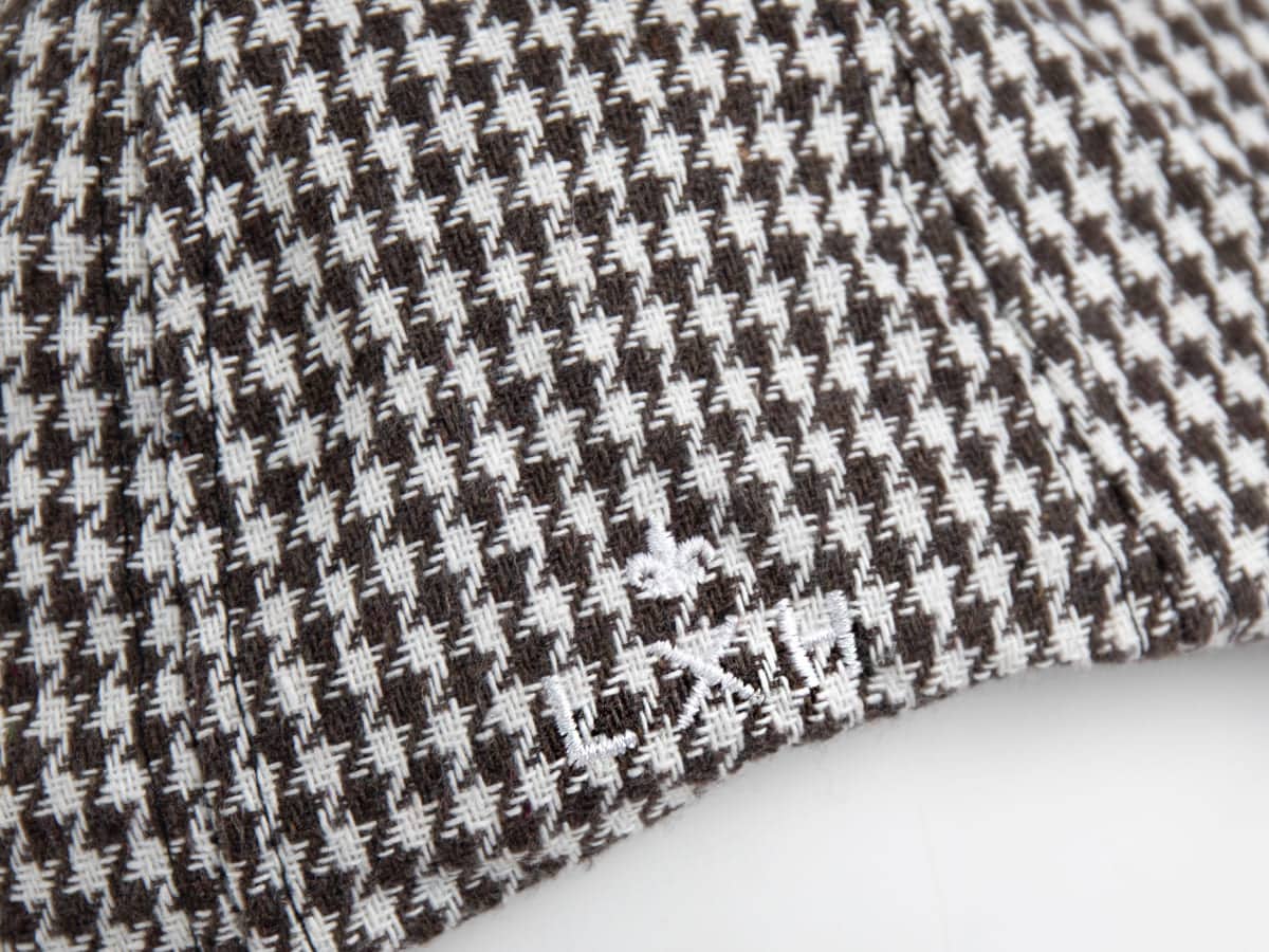 Béret Pied-de-Poule Marron / Blanc de la marque LXH avec motif élégant en houndstooth
