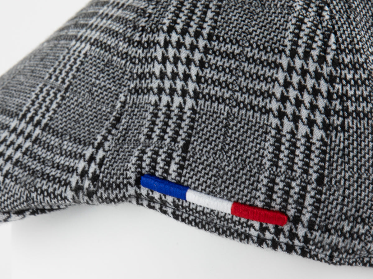 Détail d'un béret Prince-de-Galles LXH avec motif classique en laine et broderie tricolore