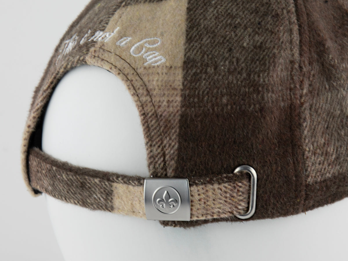 Béret tartan marron LXH avec une finition en métal et un design élégant