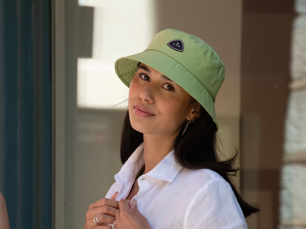 Bob Nylon Vert Pomme de LXH porté par une femme avec un look décontracté et élégant