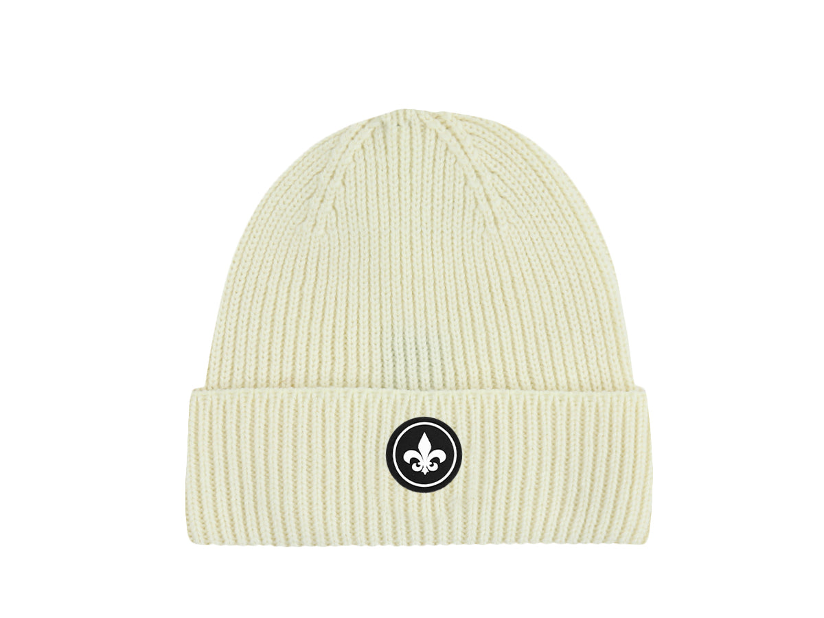 Bonnet Laine Mérinos Ecru avec logo fleur de lys sur le revers pour un style moderne