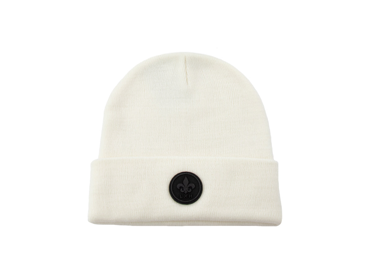 Bonnet maille fine écru de LXH avec un logo noir élégant sur le devant