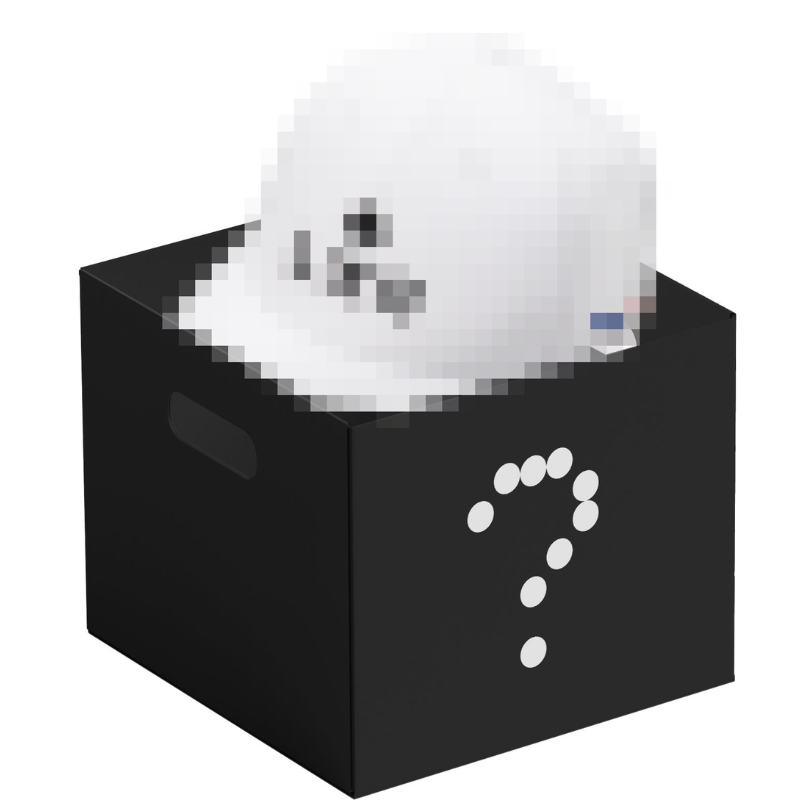 Box mystère avec une casquette blanche à l'intérieur pour les amateurs de surprises