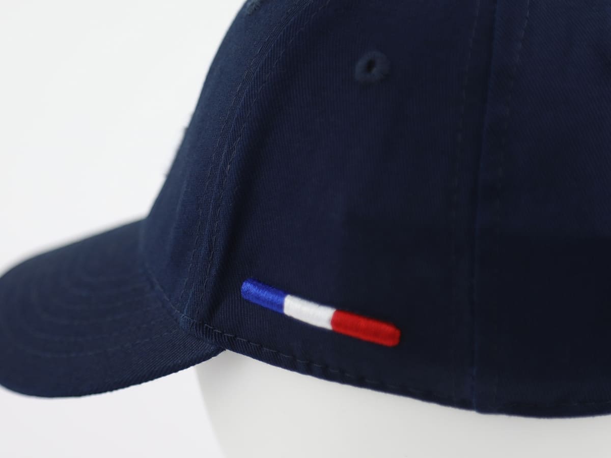 Casquette bébé bleu marine avec bande tricolore sur le côté pour une touche élégante
