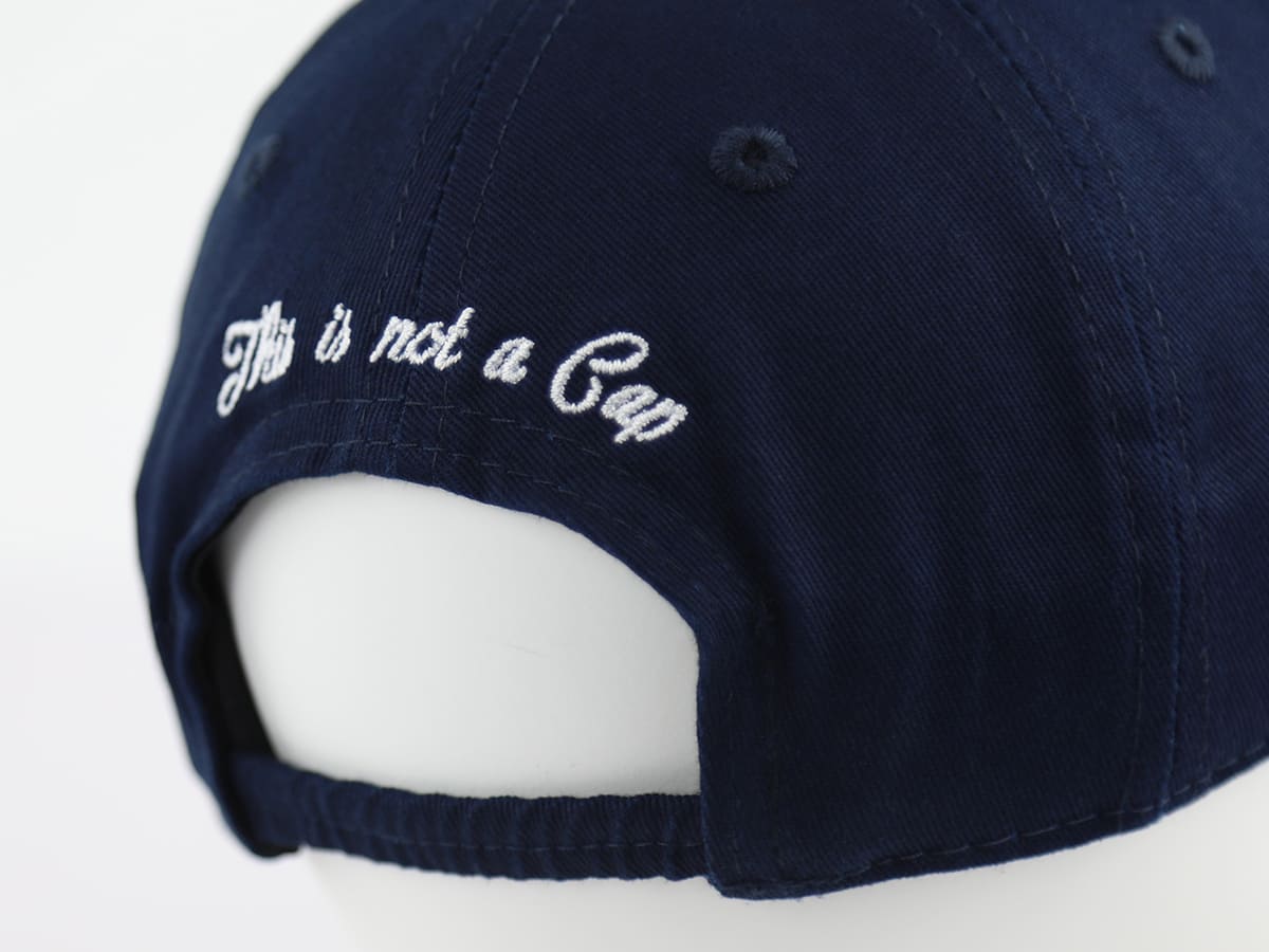 Casquette bébé bleu marine avec inscription brodée 'This is not a Cap' à l'arrière