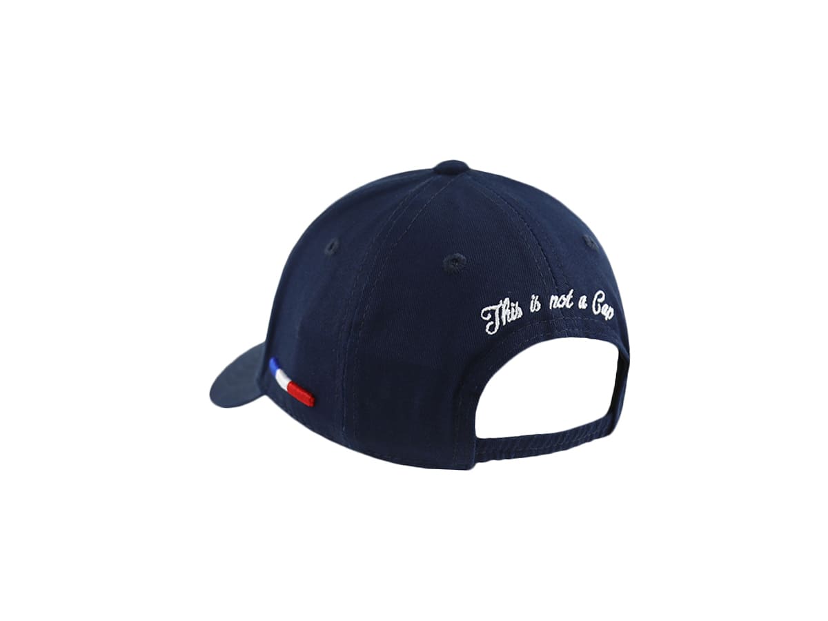 Casquette bébé bleu marine avec broderie 'This is not a cap' à l'arrière