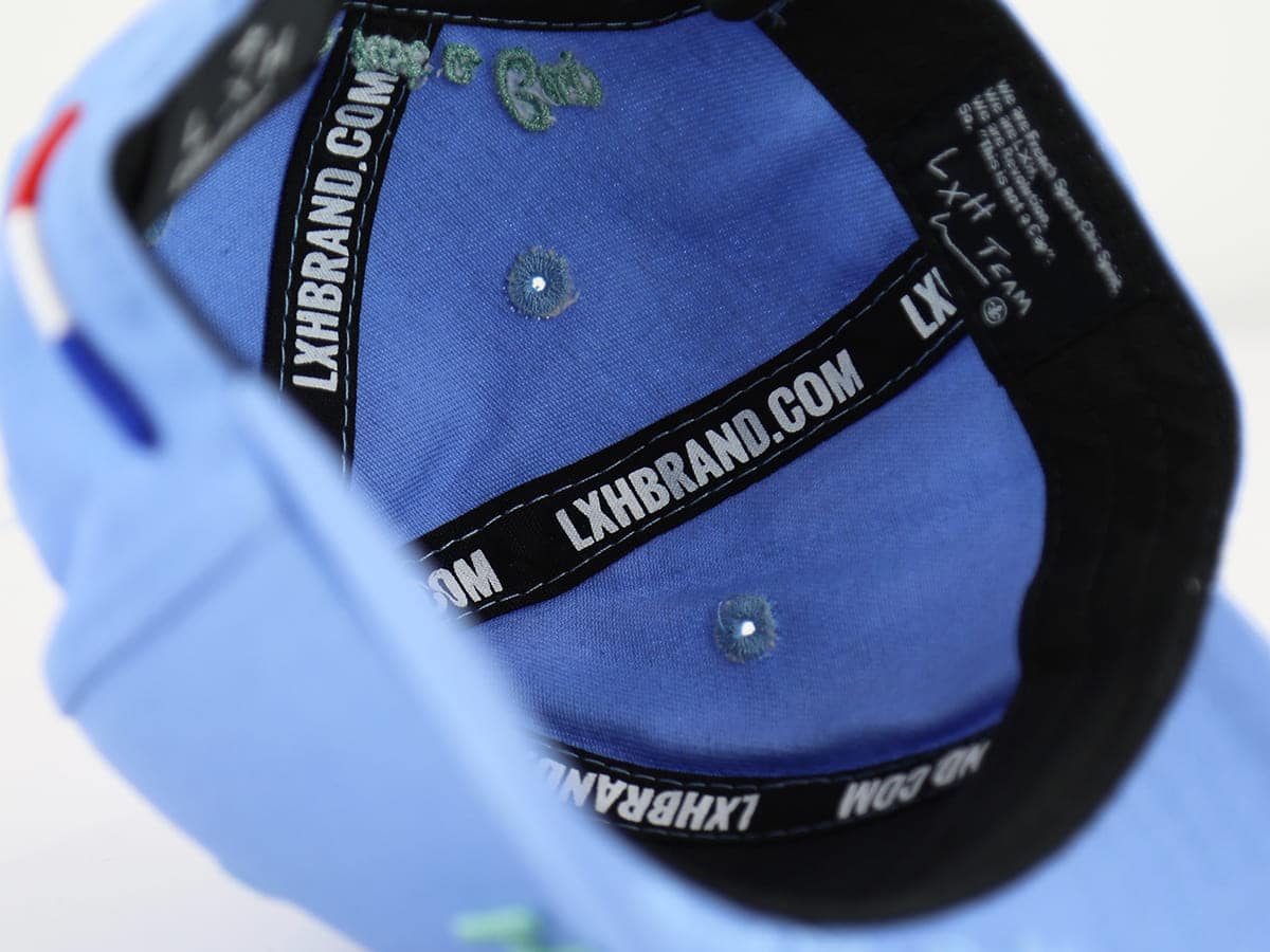 Intérieur de la Casquette Bébé Coton Bleu de LXH avec design confortable et étiquettes visibles