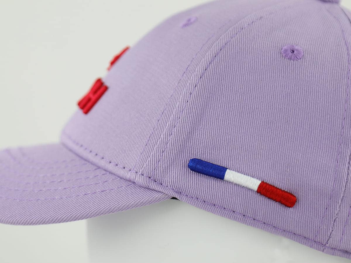 Casquette Bébé Coton Lilas avec broderies colorées sur le côté, idéale pour les enfants