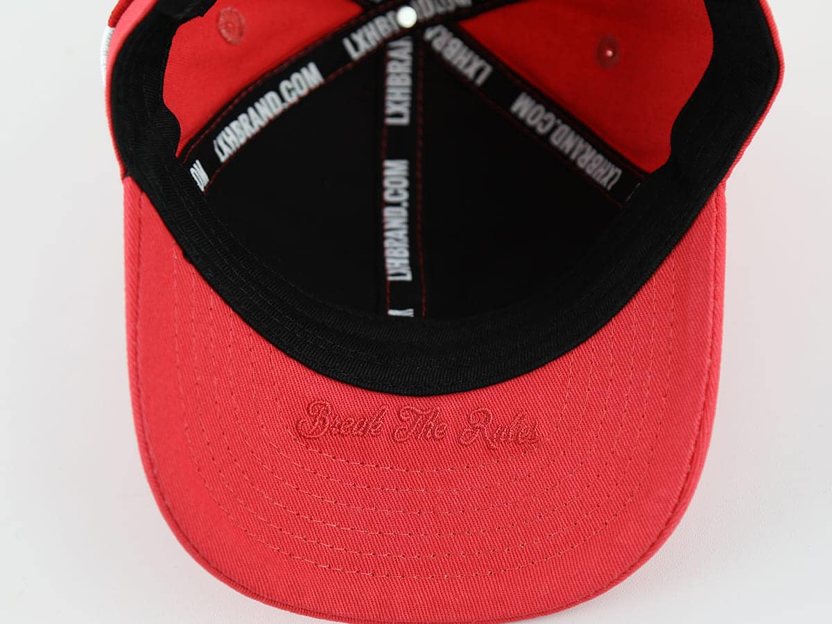 Casquette bébé coton rouge avec une visière noire et une inscription intérieure stylée