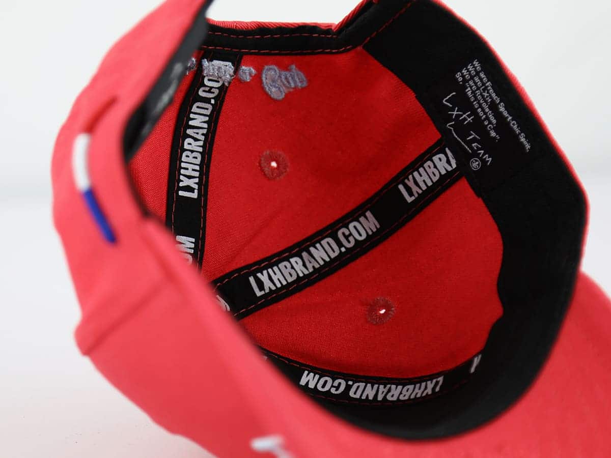 Intérieur de la casquette bébé coton rouge LXH avec étiquette de marque visible