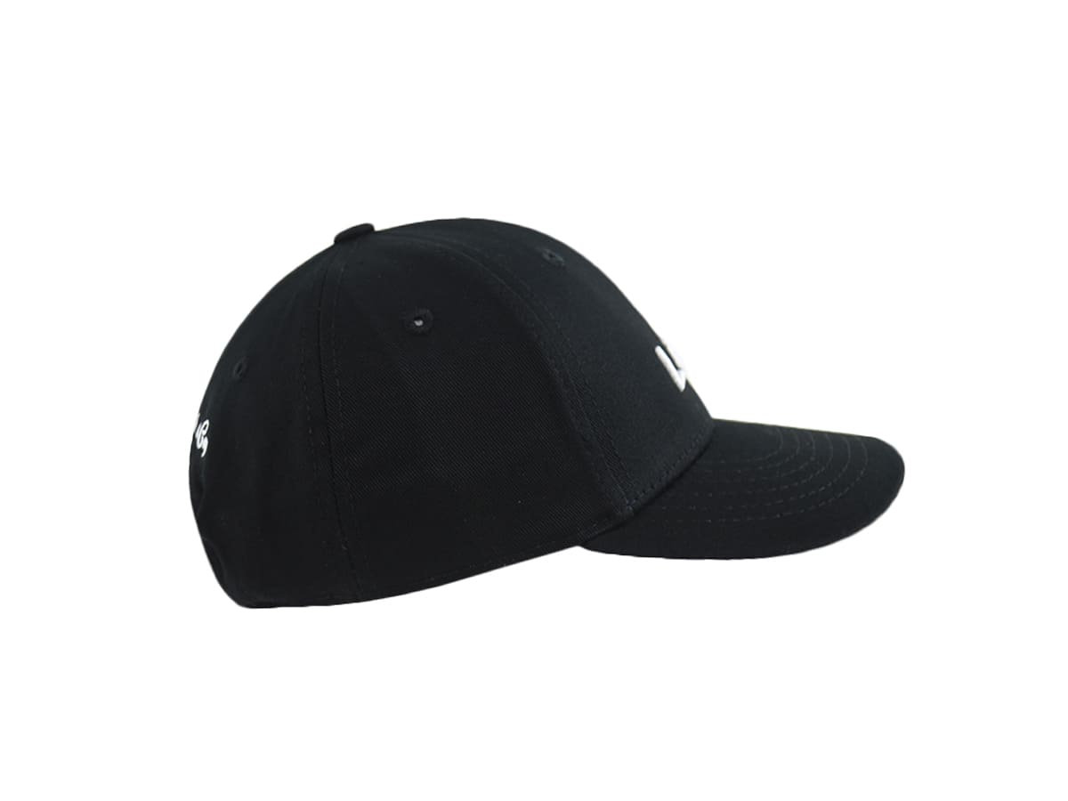 Casquette Bébé LXH en noir avec une visière courbée et un design élégant
