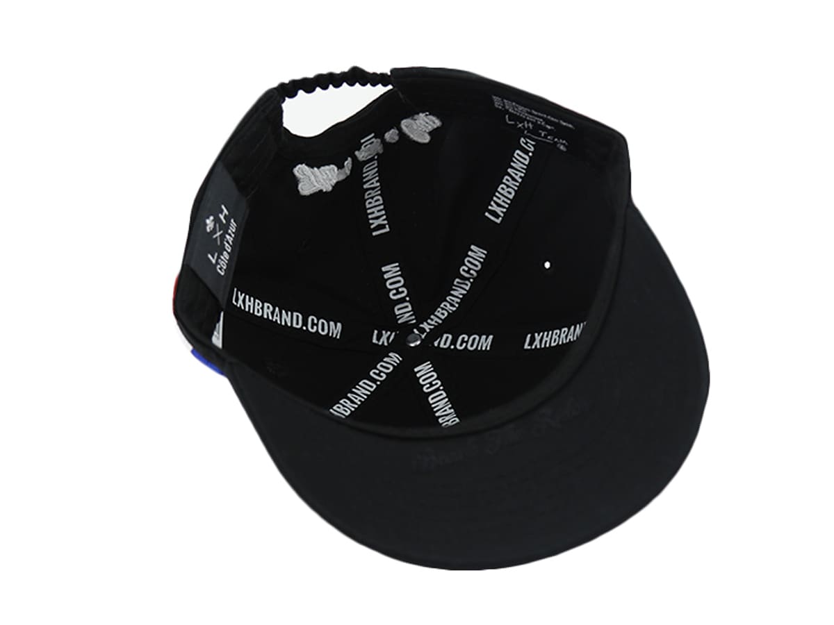 Intérieur de la casquette bébé LXH en noir avec étiquettes et logo visibles